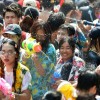 泰国举办泼水节 促进旅游发展
