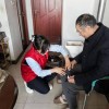 空巢老人关爱服务升级，定期上门探访成常态