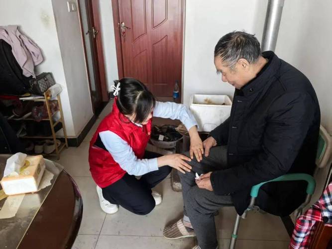 空巢老人关爱服务升级，定期上门探访成常态