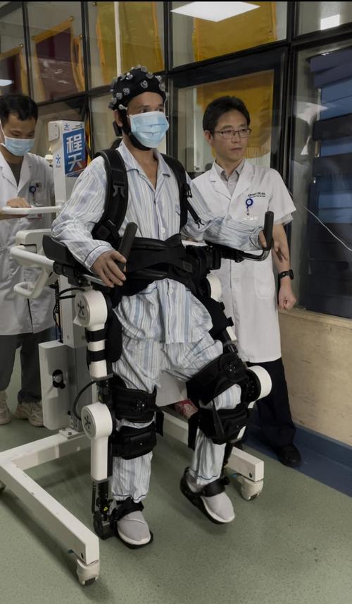 脑机接口助力瘫痪患者意念控制机械手臂
