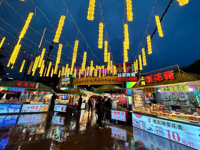 夜间经济点亮城市,夜市商圈人气旺盛
