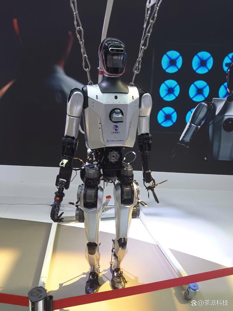 国产人形机器人成本下探,家用与工业场景双落地