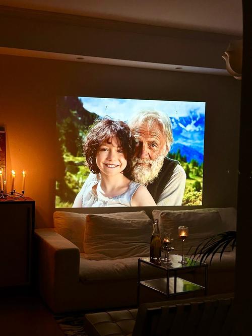 投影仪的侧投功能，小房间也能投大屏