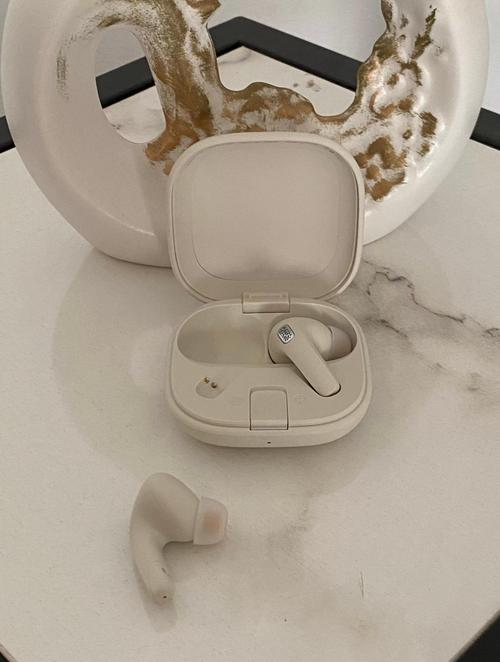 耳机的通透模式,听歌也能听到外界的声音