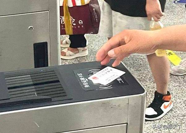 高铁的电子客票，刷身份证就能坐车了