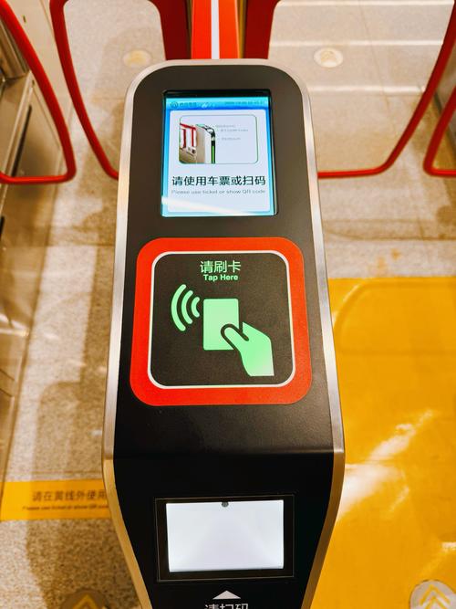 地铁的刷脸进站，不用带卡也能进出站
