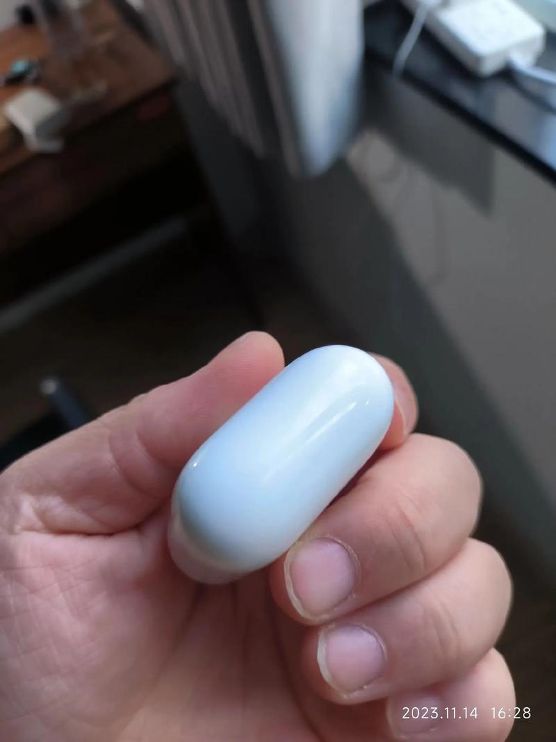 耳机的无线充电，放上去就能充电了