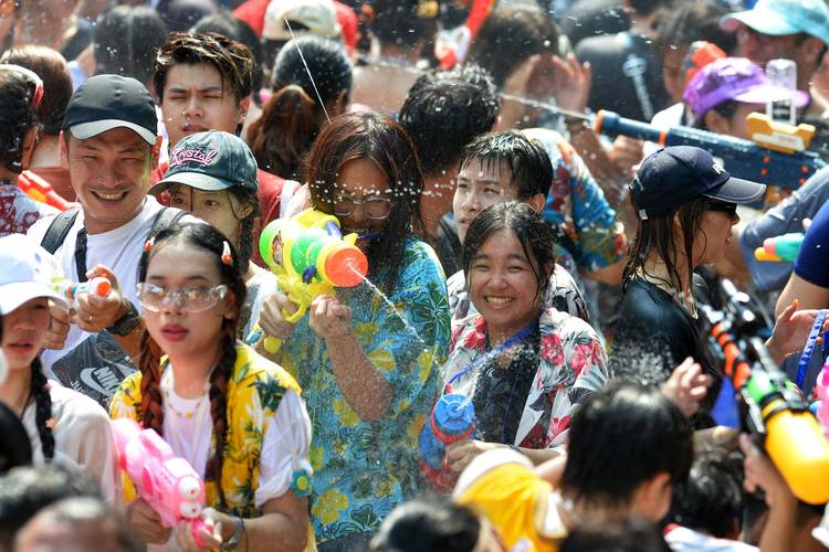 泰国举办泼水节 促进旅游发展