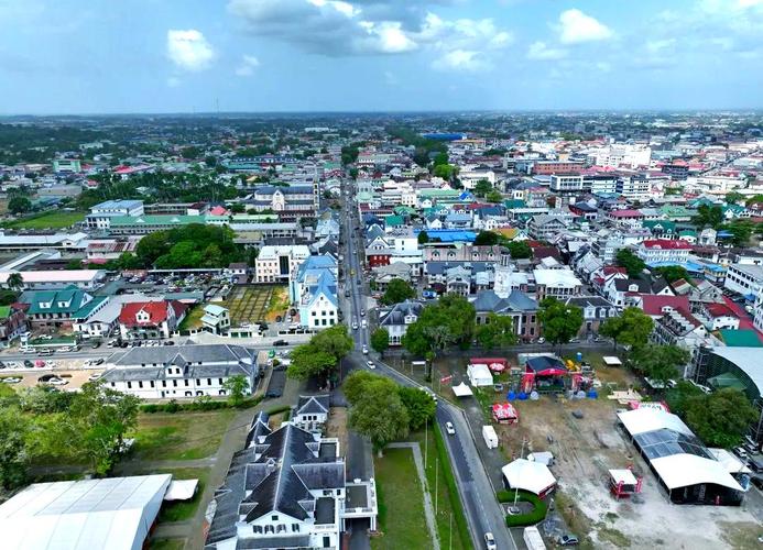 苏里南举办帕拉马里博峰会 促进矿业发展