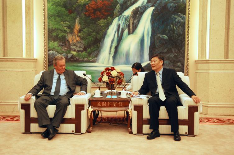 乌拉圭举办科洛尼亚峰会 促进贸易合作